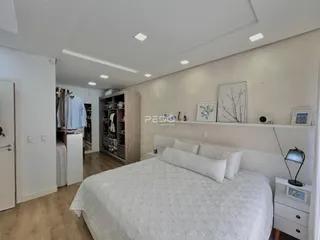 Quarto com cama e armário em ambiente claro.