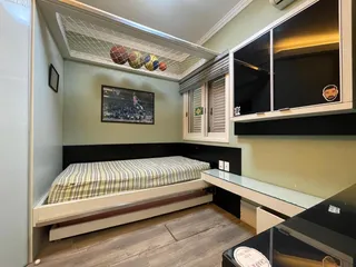 Quarto com cama e janela em ambiente interno.