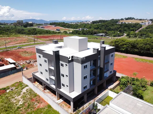 Vista externa de um edifício moderno em construção em Lajeado, Brasil.