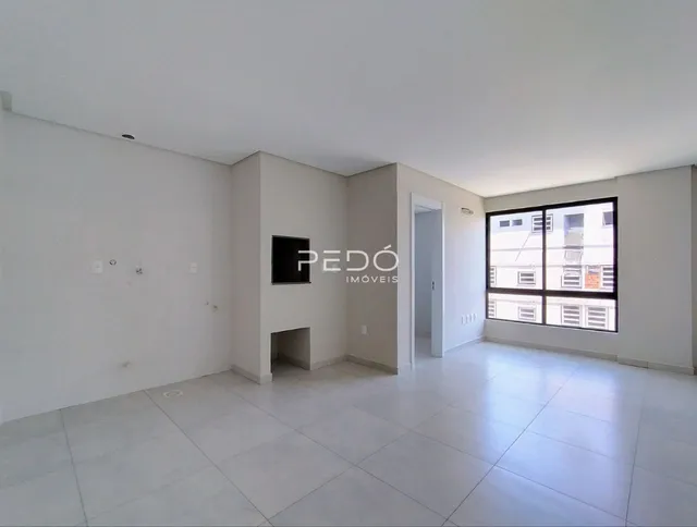 Ambiente interno de uma sala com piso de cerâmica clara.