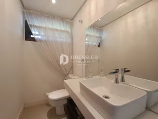 Banheiro com pias duplas e espelho em um imóvel no Brasil.