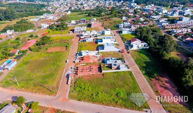 Vista aérea de um terreno com áreas verdes em Lajeado, Brasil.