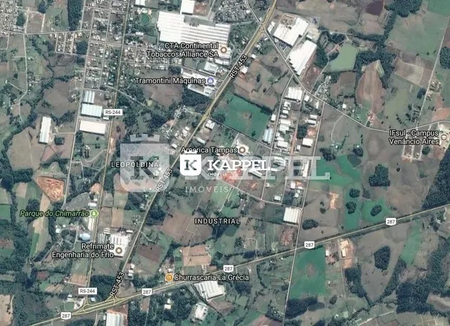 Vista aérea de uma área residencial e industrial em Lajeado, Brasil.