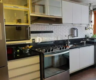 Foto de uma cozinha com armários e bancadas em Lajeado.