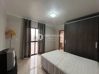 Quarto com cama e guarda-roupa em um imóvel no Brasil.