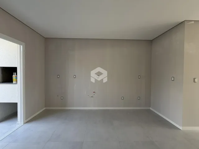 Interior de um cômodo com paredes lisas e piso claro.