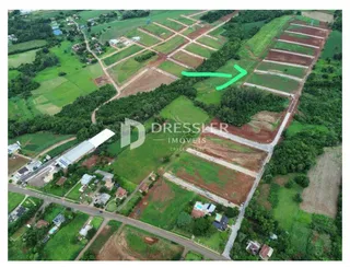 Vista aérea de uma propriedade rural com campos e vegetação na região de Lajeado.