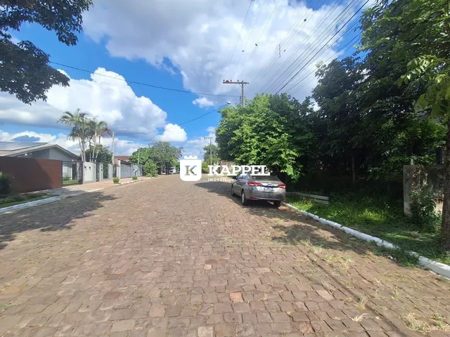 Foto da fachada de uma residência em Lajeado, Brasil, mostrando a entrada pavimentada.