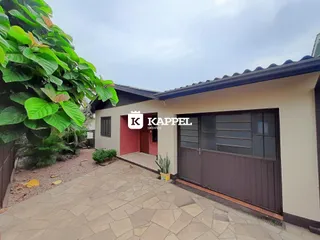 Fachada de uma residência em Lajeado, Brasil, mostrando a entrada e o pátio.