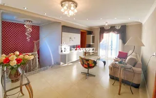 Sala de estar com piso de cerâmica e iluminação clara.