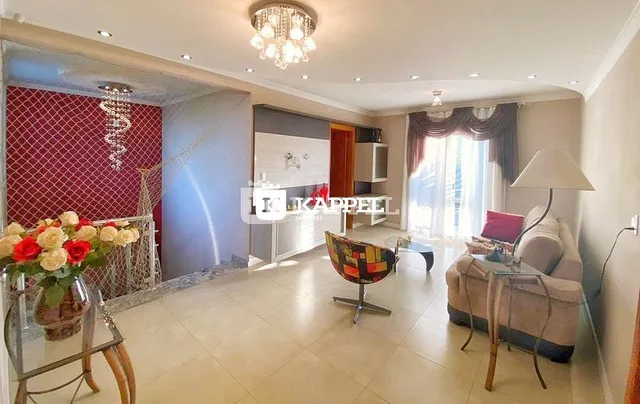 Sala de estar com piso de cerâmica e iluminação clara.