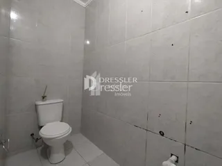 Foto de um banheiro com azulejos brancos.