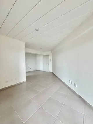 Hall de entrada com piso de cerâmica e teto branco.