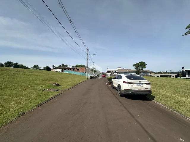 Vista da rua e área gramada de uma propriedade em Lajeado.