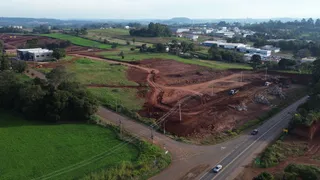 Paisagem de terras agrícolas e estradas de terra em Lajeado.
