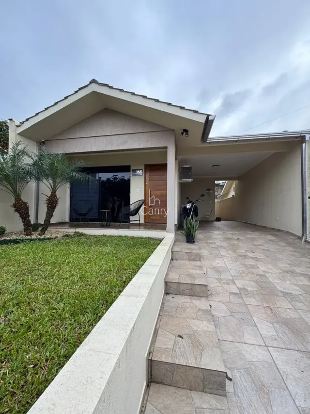 Fachada de uma casa residencial em Lajeado, Brasil, mostrando a área externa e o jardim.