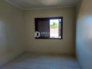 Vista interna de um cômodo com piso de cerâmica e parede clara.