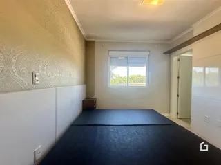 Quarto com parede decorada e janela.