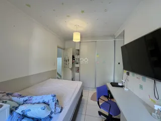 Quarto com cama e televisão em um imóvel no Brasil.