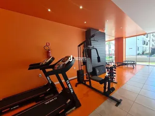 Uma foto de um ambiente interno com equipamentos de ginástica.