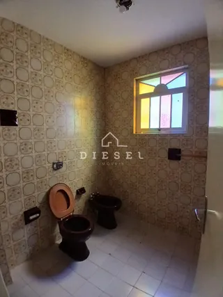 A foto mostra o interior de um banheiro com revestimento de cerâmica.