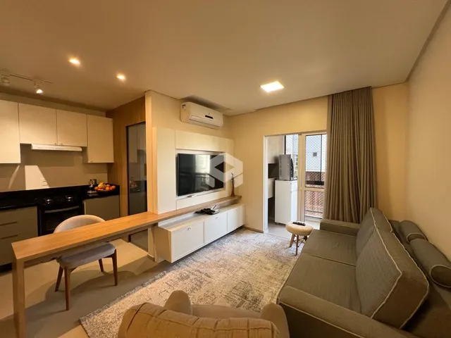 Sala de estar com decoração moderna e piso claro.
