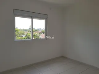 Vista de uma janela de um cômodo interno com piso de cerâmica.