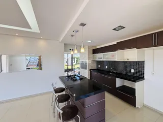 Uma sala de estar com cozinha moderna em Lajeado, Brasil.