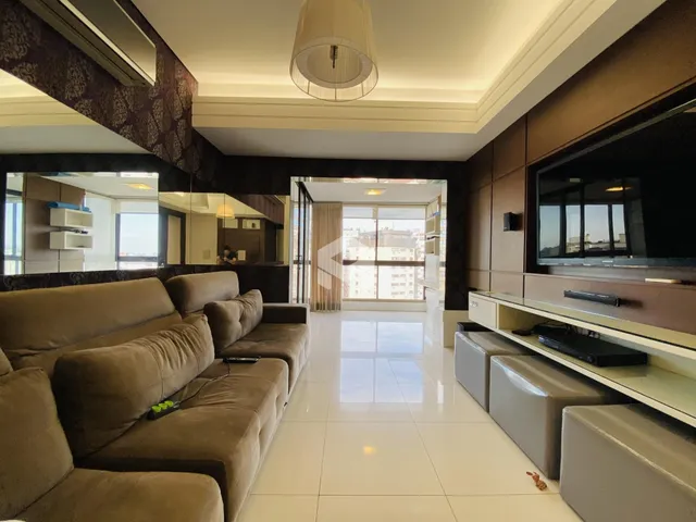 Sala de estar moderna com sofá e piso claro.