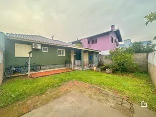 Fachada de uma casa em Lajeado, Brasil, com jardim frontal.