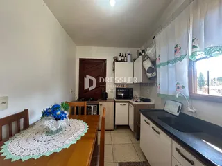 Foto de uma cozinha com mesa de jantar em um imóvel no Brasil.