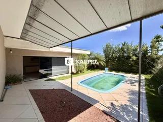 Foto da área externa com piscina e cobertura de um imóvel em Lajeado.