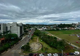 Vista aérea de uma propriedade residencial em Lajeado, Brasil, mostrando o terreno e as edificações ao redor.