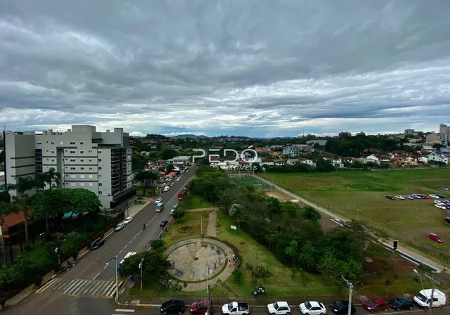 Vista aérea de uma propriedade residencial em Lajeado, Brasil, mostrando o terreno e as edificações ao redor.