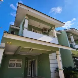Fachada de uma residência com varanda em Lajeado, Brasil.