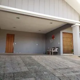 Foto de um espaço interno com piso de concreto.