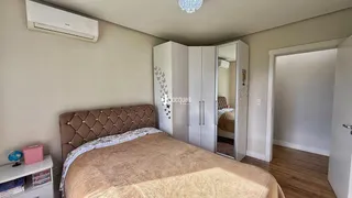 Quarto com cama e armários em um apartamento.