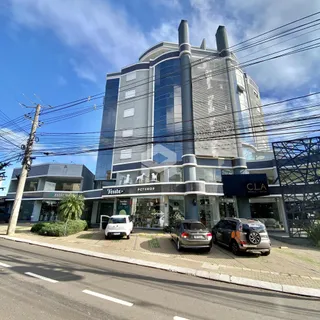 Fachada de um prédio comercial em Lajeado, Brasil.