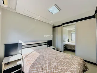Quarto com cama e armários em um imóvel.