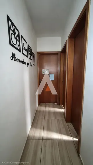 Corredor interno de uma residência com portas de madeira.
