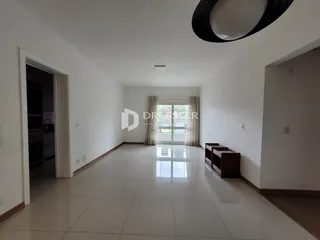 Vista de um corredor interno de uma residência com piso de cerâmica.
