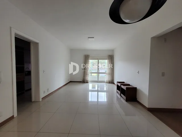 Vista de um corredor interno de uma residência com piso de cerâmica.