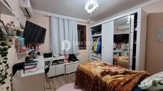 Quarto com cama e armário em ambiente interno.