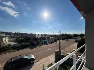 Vista externa de uma propriedade em Lajeado, Brasil, mostrando uma área pavimentada e vegetação.