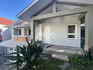 Fachada de uma casa em Lajeado, Brasil, com jardim na frente.