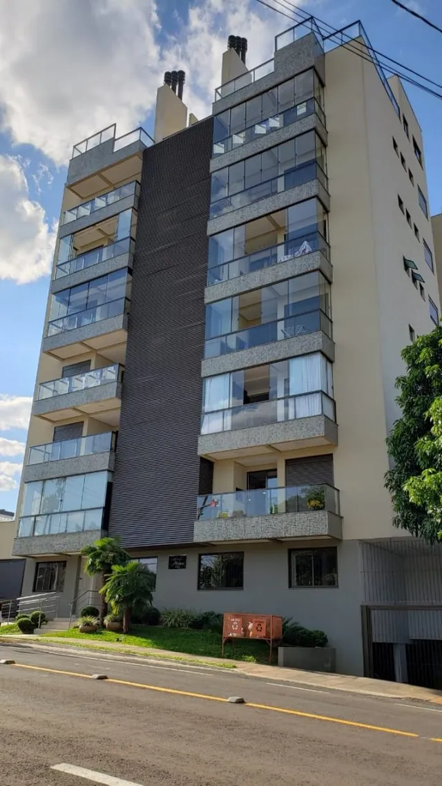 Fachada de um prédio residencial de vários andares em Lajeado, Brasil.