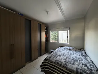 Foto de um quarto com cama e armários de madeira.