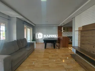 Sala de estar com sofá e área de jantar em um apartamento.