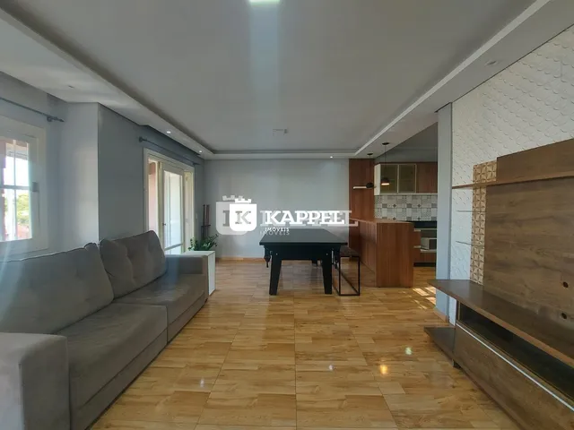 Sala de estar com sofá e área de jantar em um apartamento.