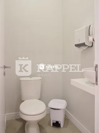 Foto de um vaso sanitário branco em um banheiro.
